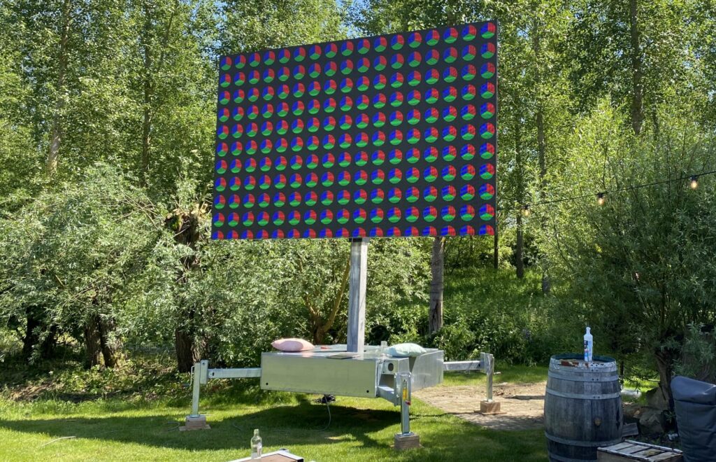 Creacar Spider with a 6 m² LED screen in an outdoor setting